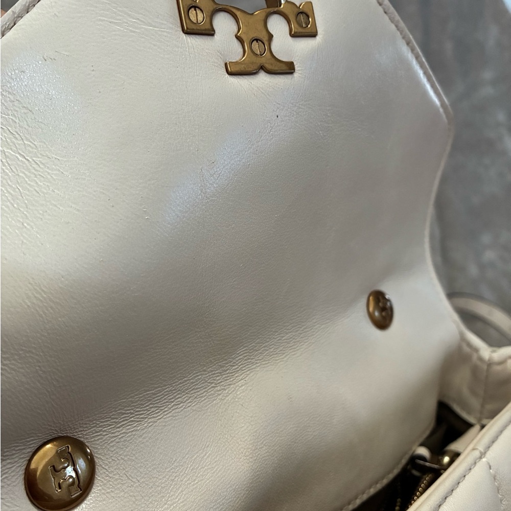 Tory Burch Cream Quilted Shoulder Bag with Gold Accents - Picture 11 of 15